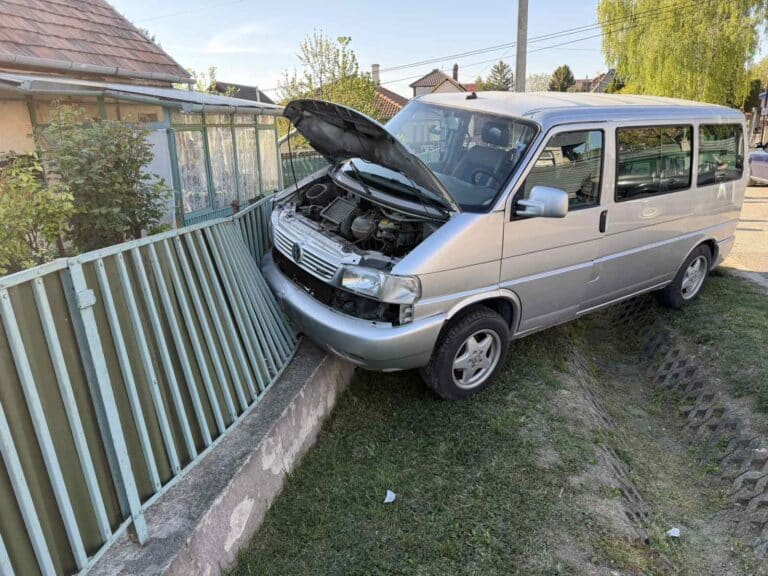 Kisbusz és egy személygépkocsi ütközött össze Maglódon