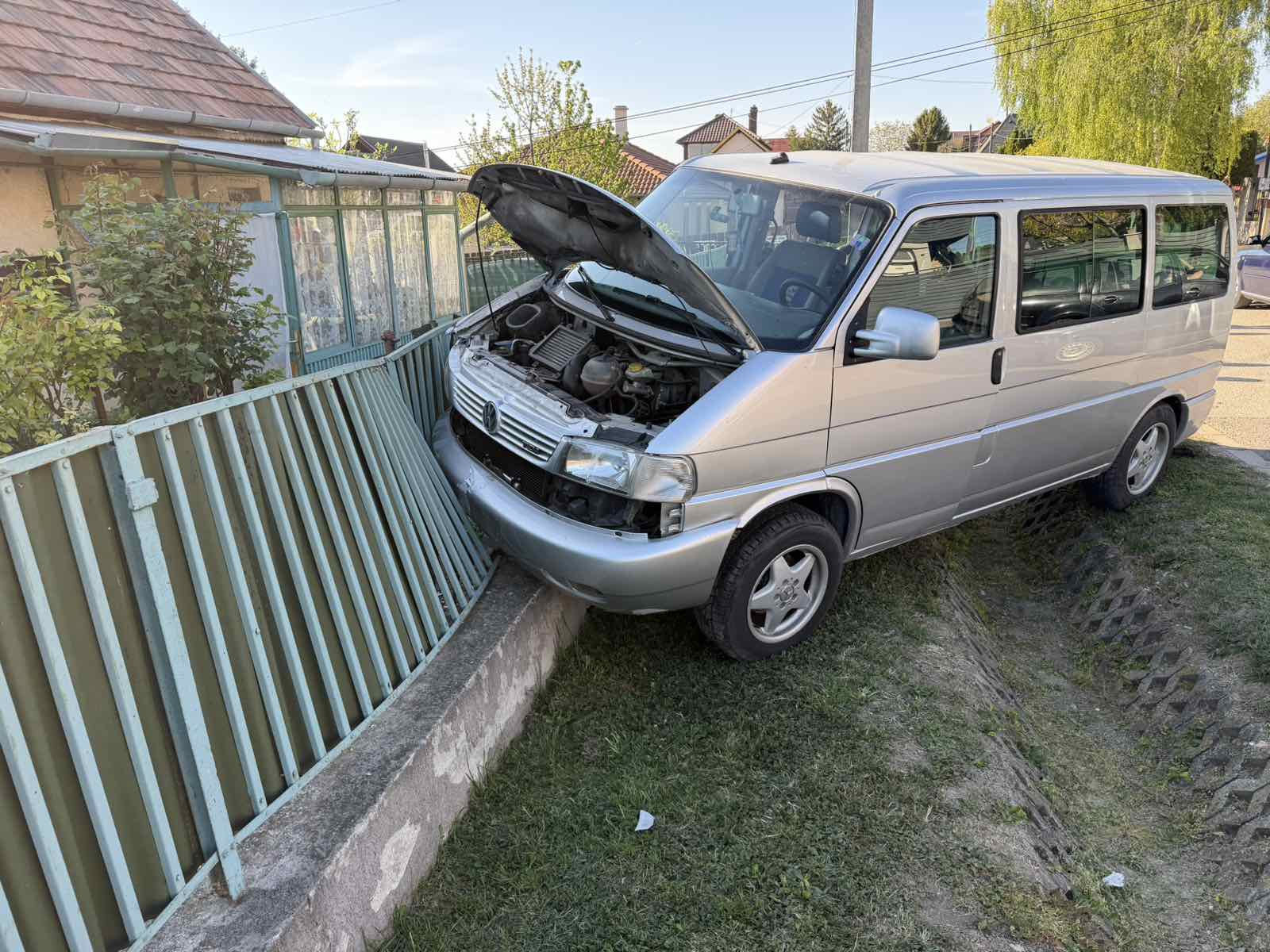 Kisbusz és egy személygépkocsi ütközött össze Maglódon