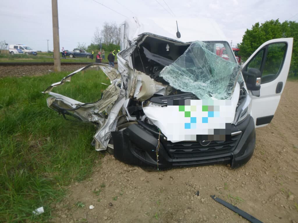 Vonattal ütközött egy kisteherautó Kaposújlaknál