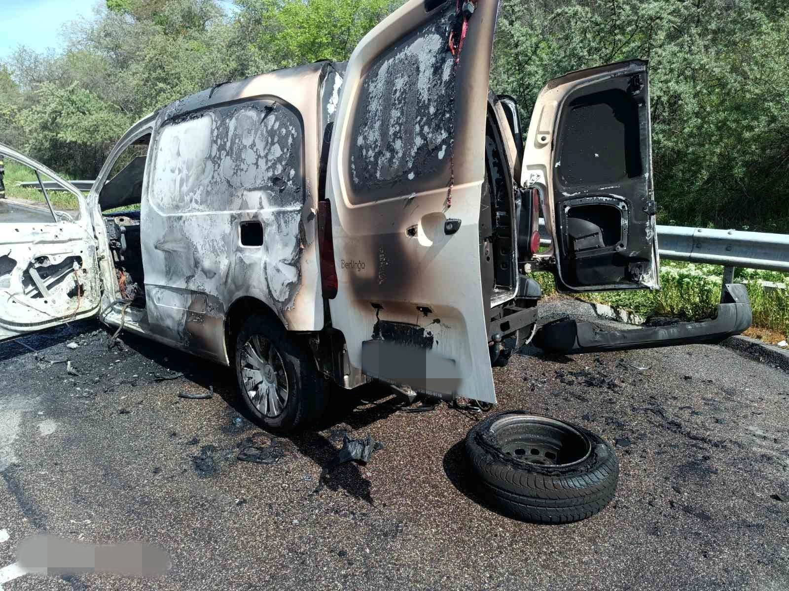 Gépkocsi égett Ceglédbercel közelében