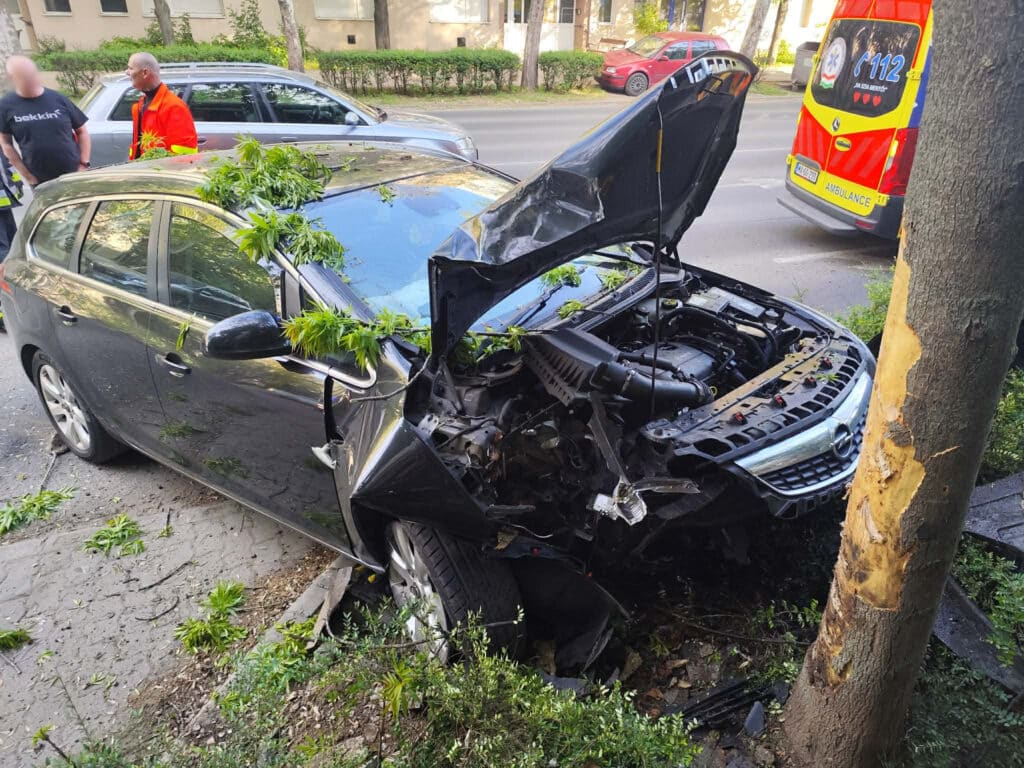 Fának hajtott egy autó Szolnokon