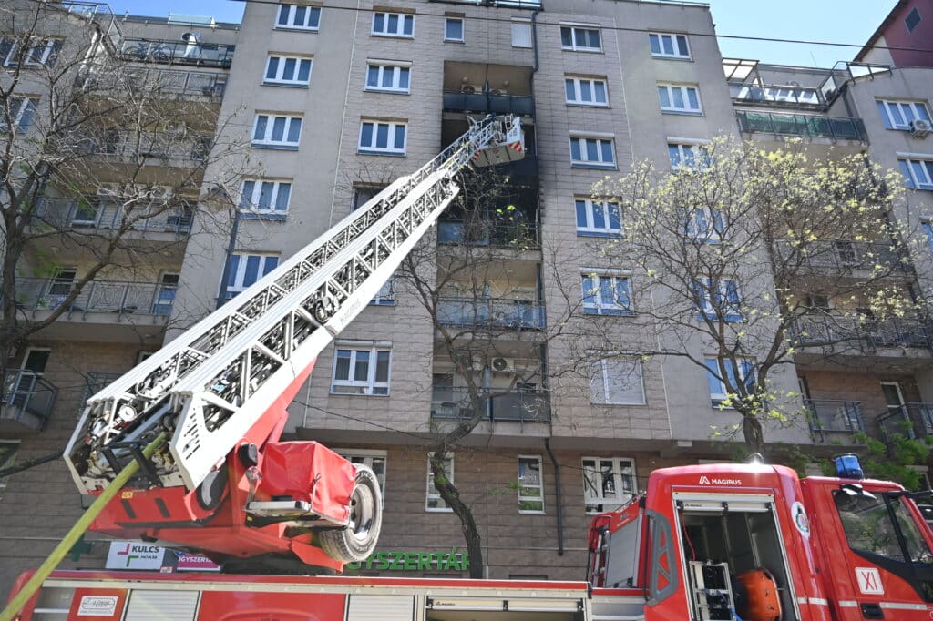 Erkélyen keletkezett tűz a XI. kerületben
