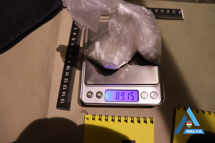 Rajtaütés az esztergomi parkolóban: kristállyal üzletelt egy nő