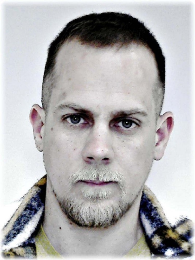 ## Emberölés miatt keressük **Forrás:** https://www.police.hu/hu/hirek-es-informaciok/legfrissebb-hireink/felhivasok/emberoles-miatt-keressuk-4 A Pest Vármegyei Rendőr-főkapitányság 13000/290/2026. bü. számon folytat büntetőeljárást emberölés bűntette miatta. Egy nőt 2026. április 6-án találtak holtan szigethalmi otthonában. A gyanú szerint a sértettet a férje, a 41 éves Fajta Norbert bántalmazta, melynek következtében a 37 éves nő életét vesztette. A férfi felkutatására tett eddigi intézkedések nem vezettek eredményre, ezért a nyomozók elrendelték a körözését. A Pest vármegyei nyomozók kérik, hogy akik Fajta Norbertet látták, jelenlegi tartózkodási helyével vagy a bűncselekménnyel kapcsolatban érdemleges információval rendelkeznek, hívják a Pest Vármegyei Rendőr-főkapitányság Tevékenység-irányítási Központját a 06-1-236-28-96. telefonszámon, vagy tegyenek bejelentést a Telefontanú 06-80-555-111 zöldszámán, vagy a 112 központi segélyhívón. **Csatolt videók / Embedek / Linkek:** - [VIDEÓ/MÉDIA] https://www.youtube.com/user/PoliceHungary