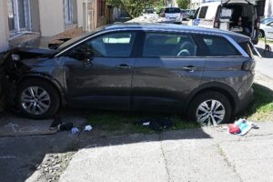 házfalnak csapódott autó