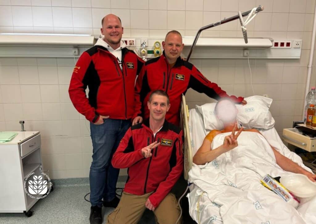 A nyílt utcán nyitotta meg a sérült mellkasát, és varrta össze a szívét az Országos Onkológiai Intézet főorvosa