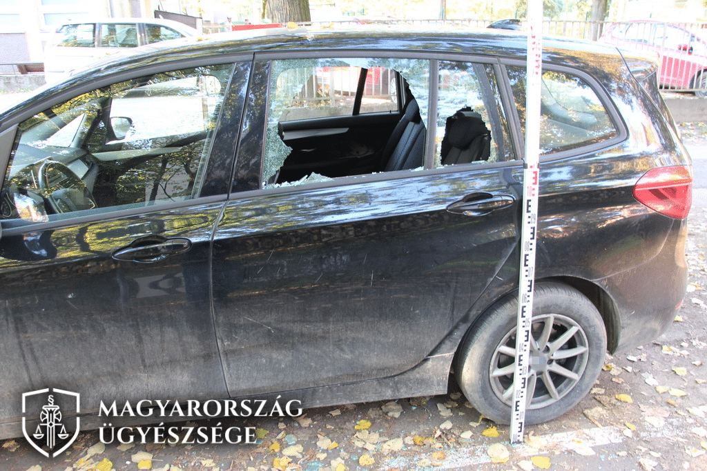 betört üvegű autó