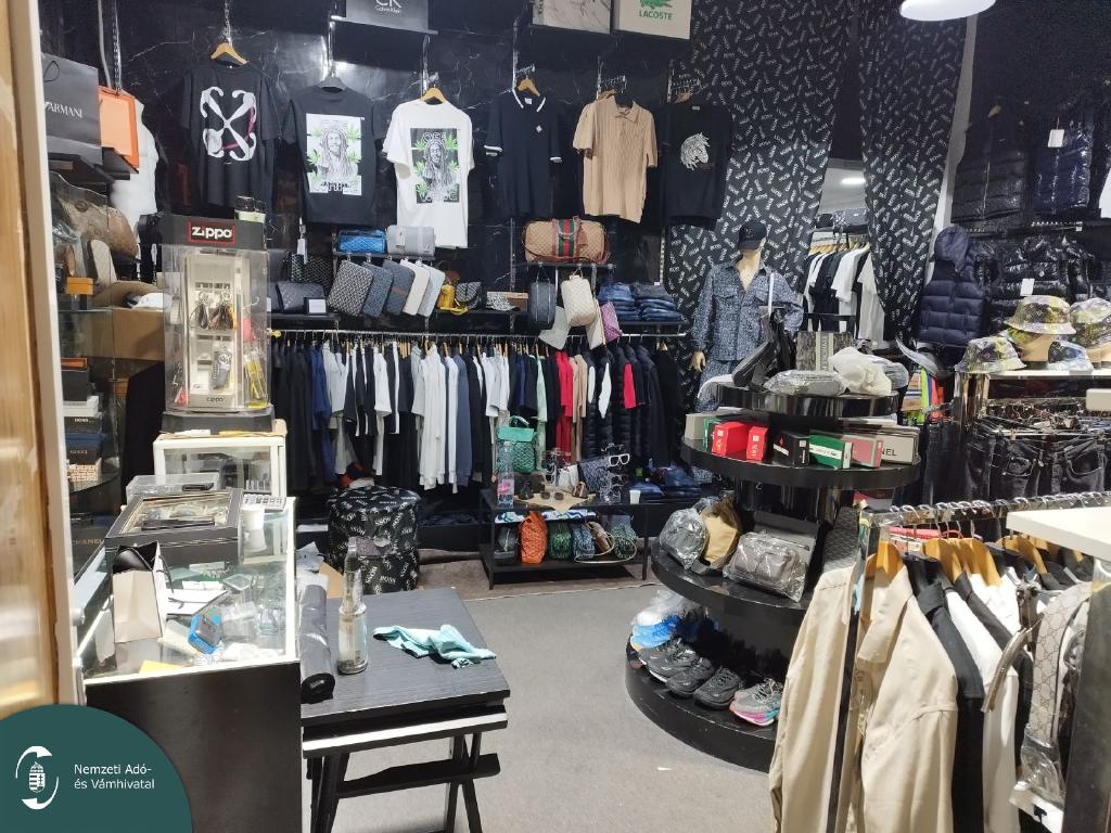 Újabb razzia a Józsefvárosi piacon: több ezer hamis terméket és illegális e-cigit foglalt le a NAV