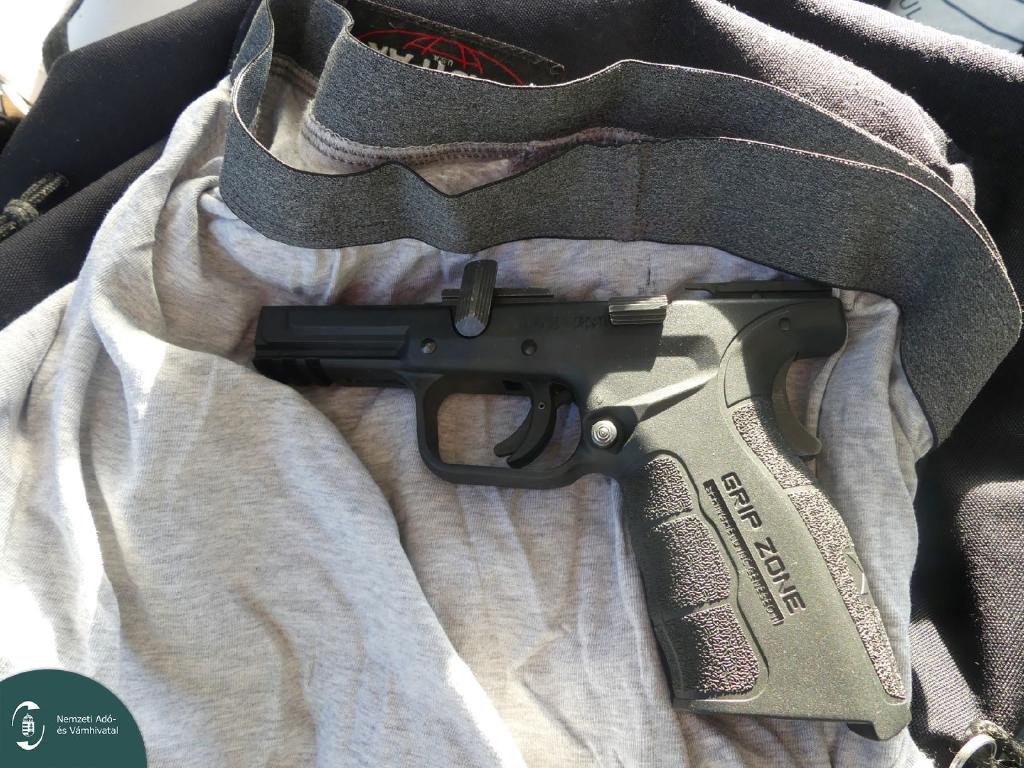 Pisztolyt akart behozni az országba