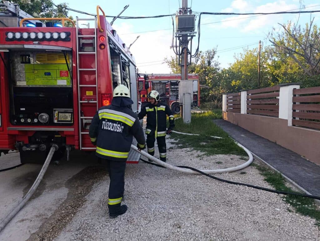 Kigyulladt egy családi ház teteje Érden