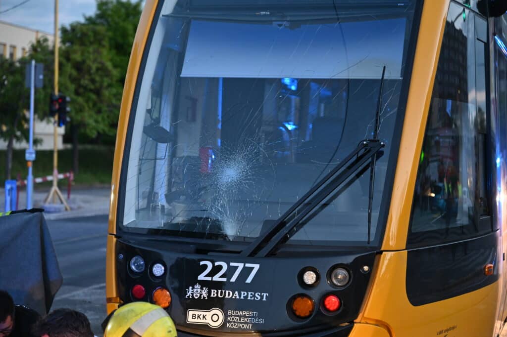 Elgázolt egy nőt a villamos Újpesten