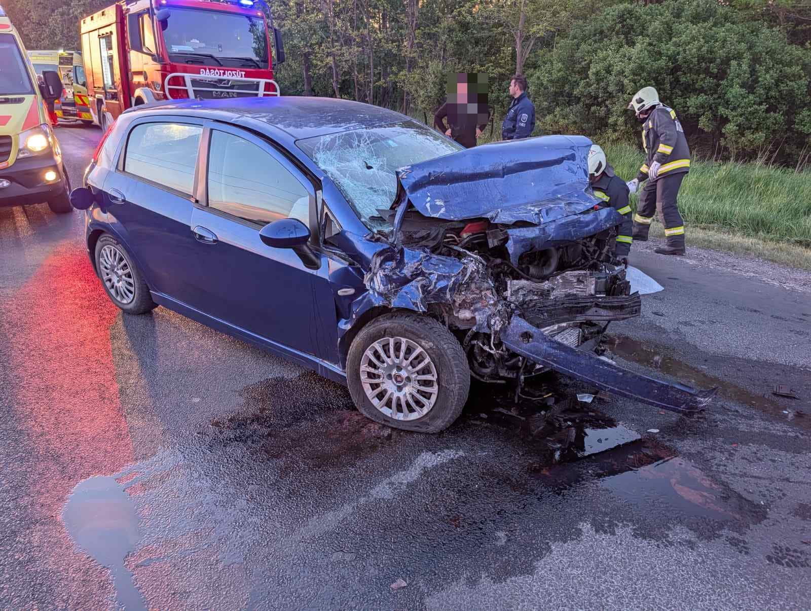 Frontális karambol Nemesszalók és Nyárád között ma reggel