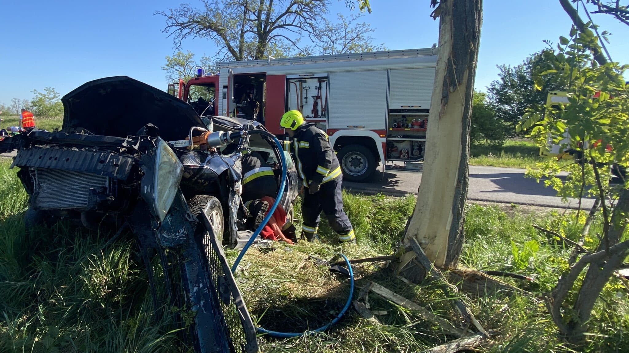 Fának ütközött egy autó Velence közelében