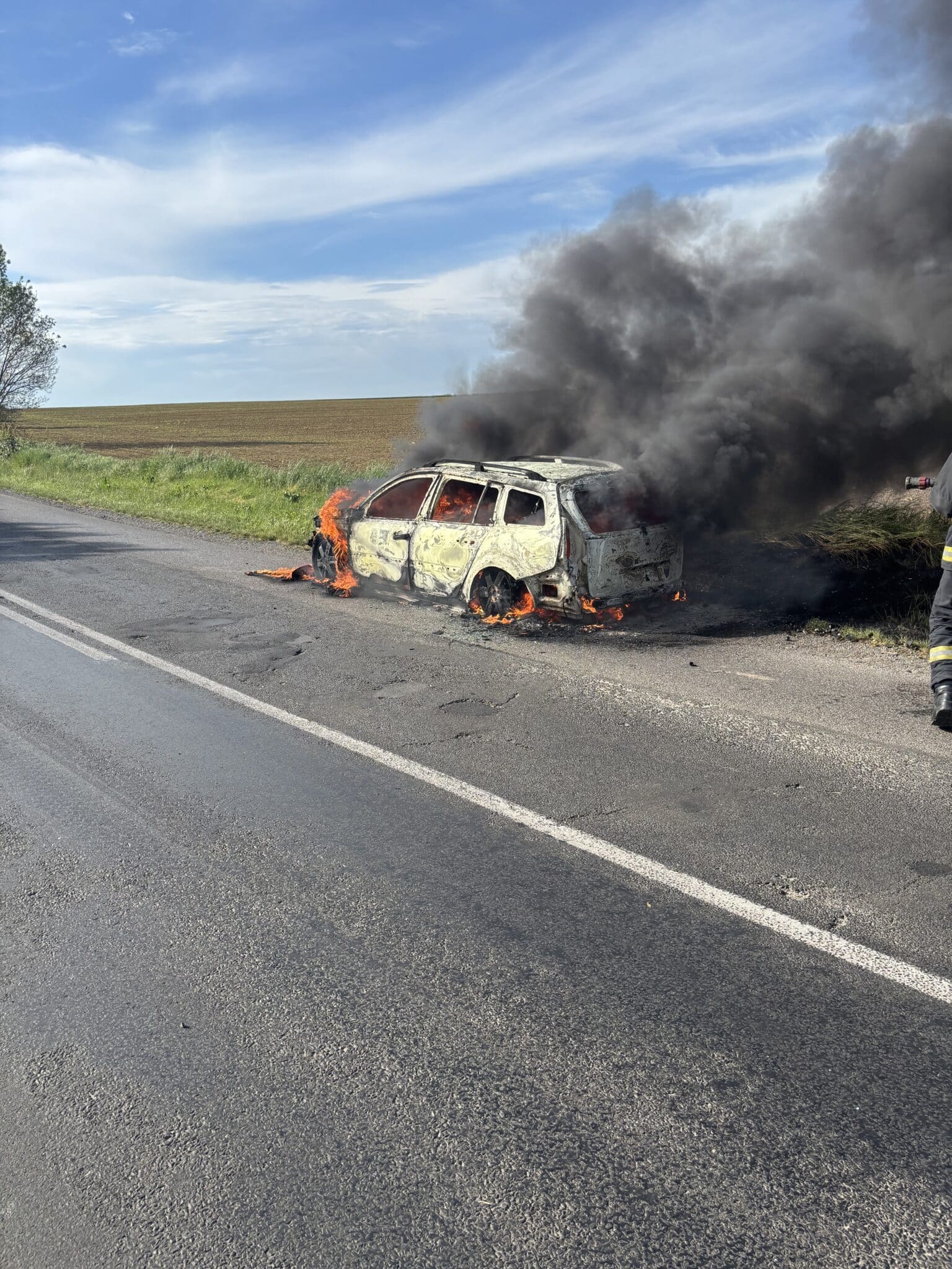 Menet közben gyulladt ki egy autó Belvárdgyulánál