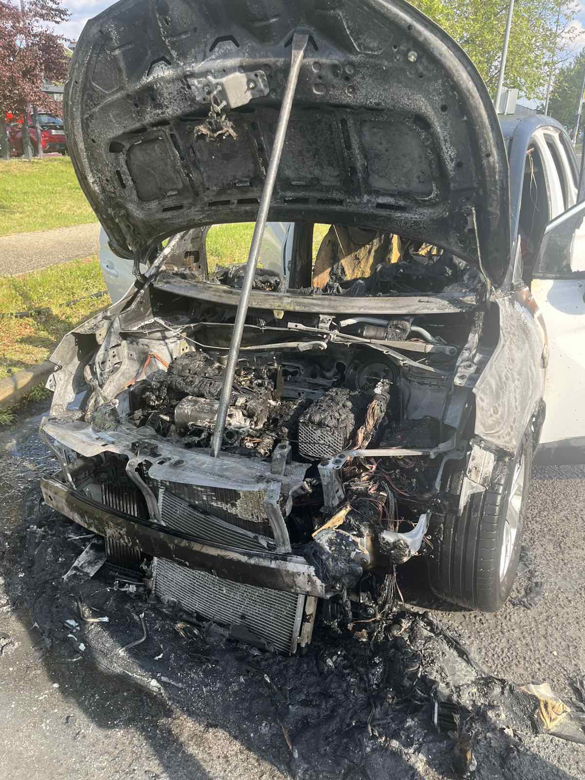 Tűz keletkezett egy gépkocsi motorterében Gödöllőn