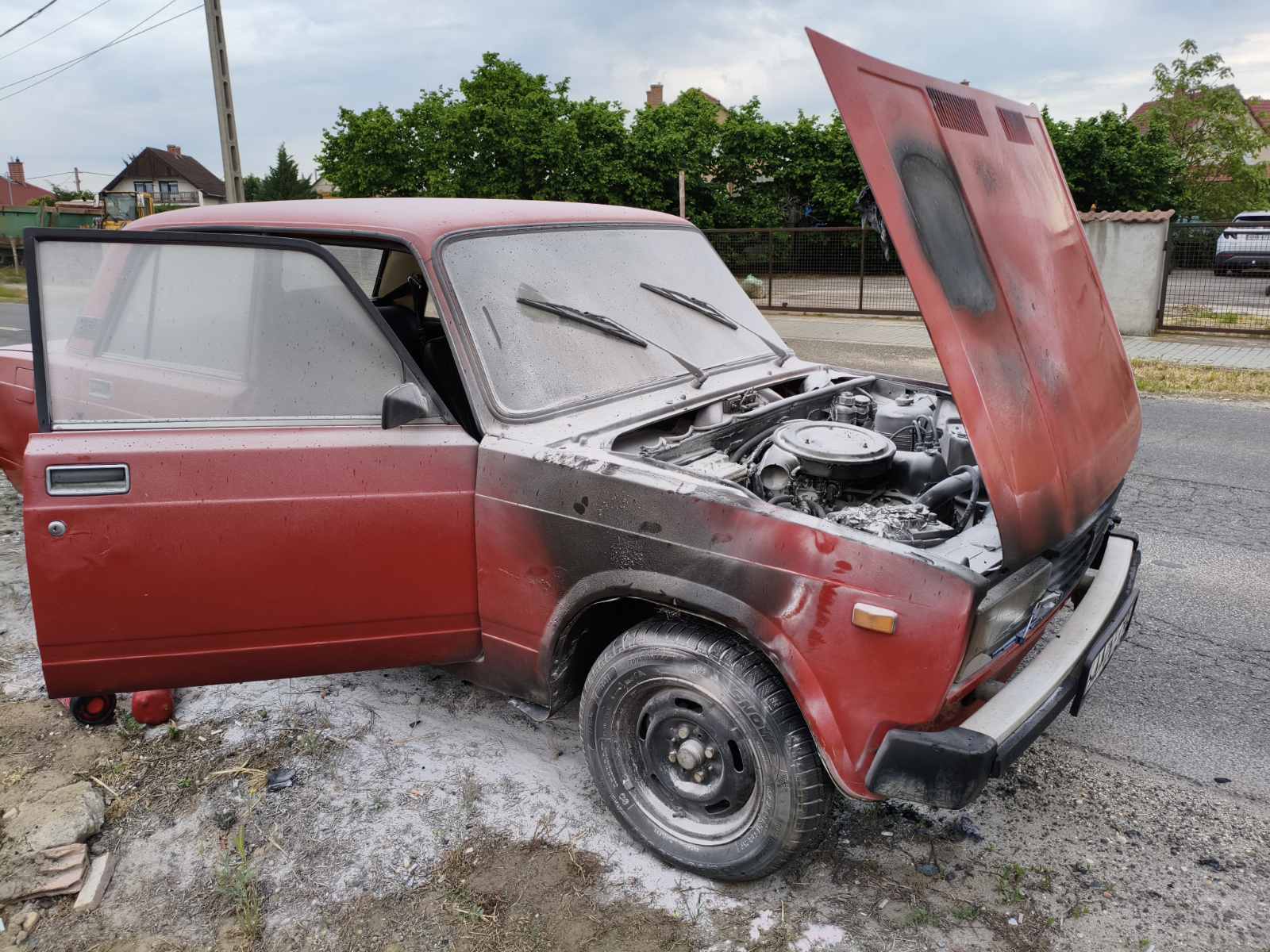 Tűz keletkezett egy személygépkocsi motorterében Alsónémediben