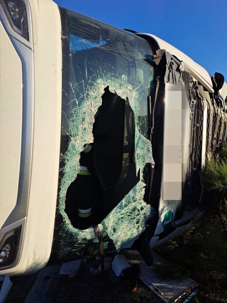 Felborult egy kamion az M5-ösön Újhartyánnál