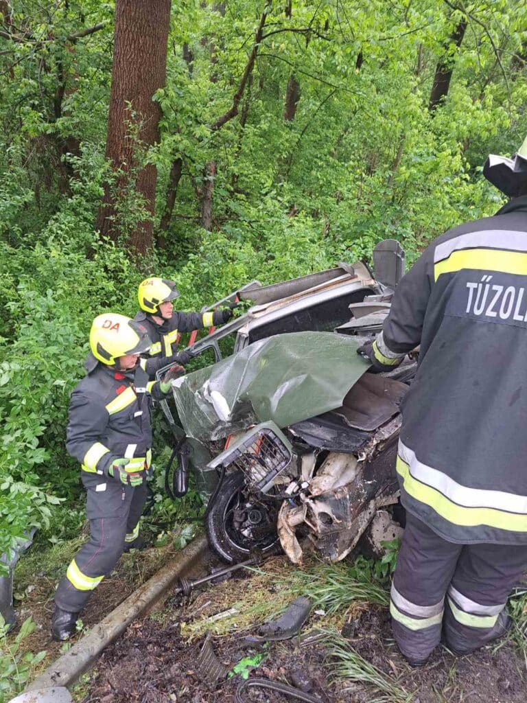 Két autó ütközött Ócsa közelében, egy ember a roncsba szorult