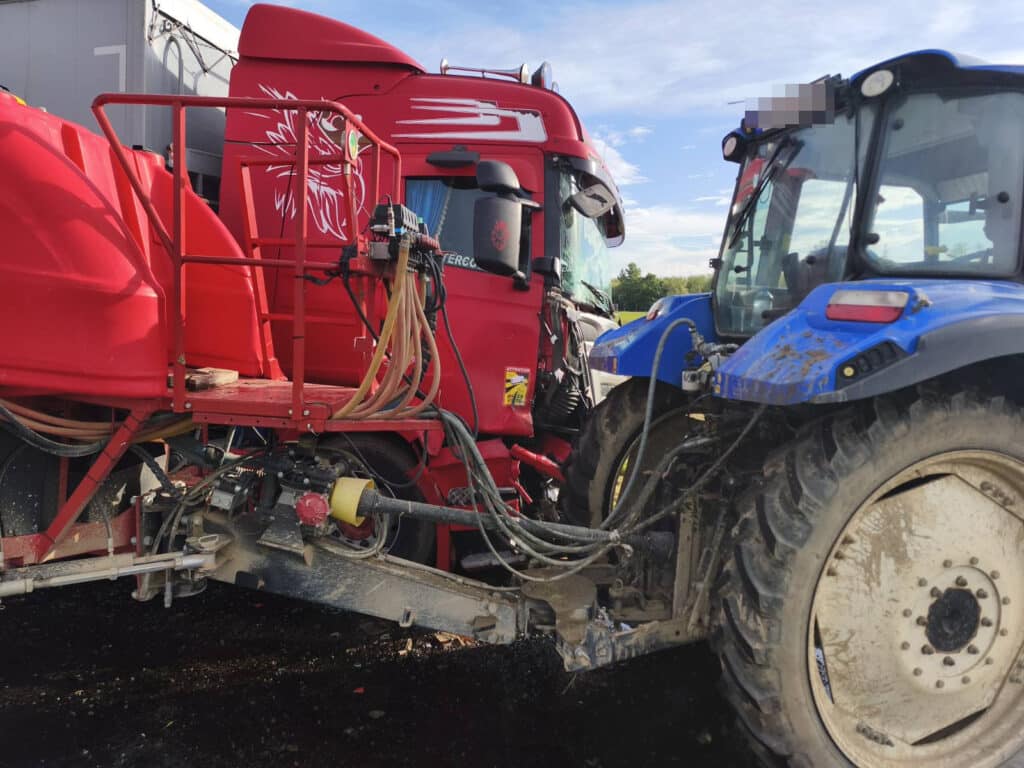 Nyerges vontató és traktor karambolozott Nagyatád és Somogyszob között