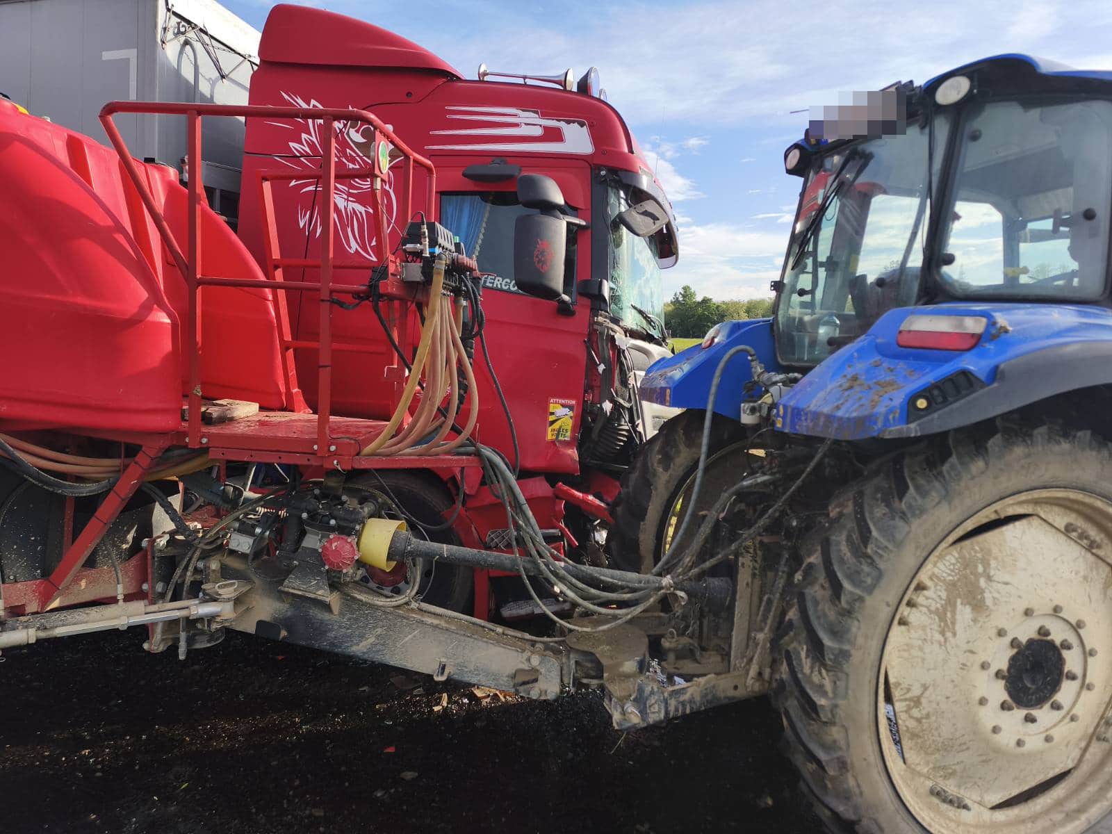 Nyerges vontató és traktor ütközött össze Nagyatád és Somogyszob
