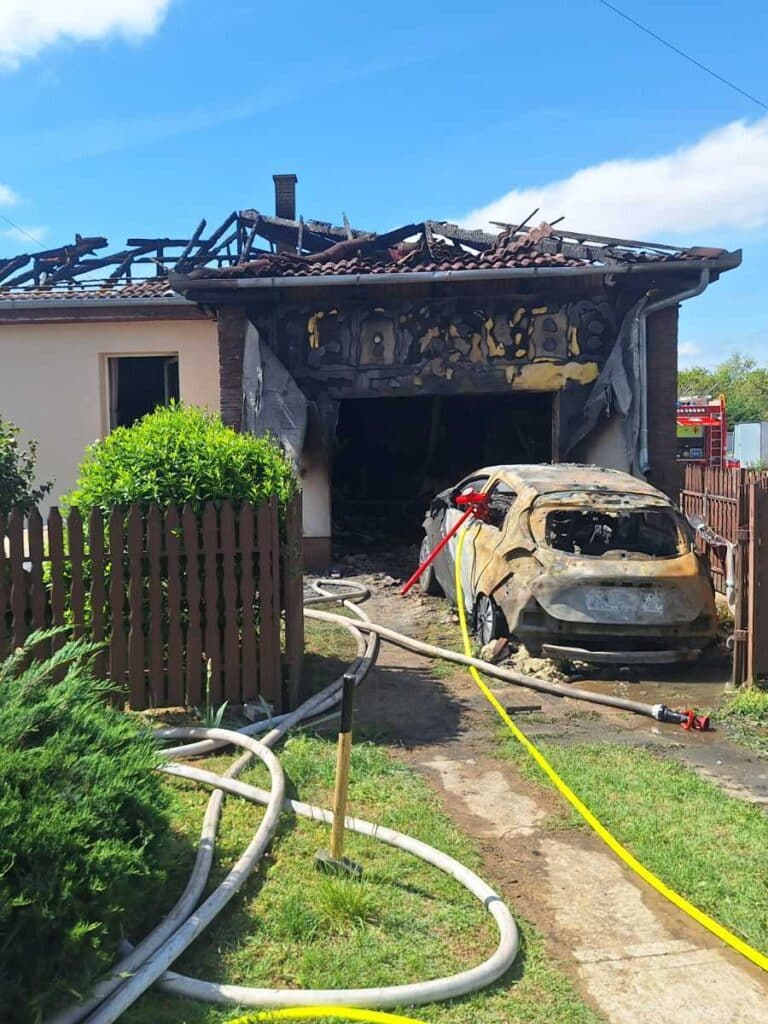 Elektromos autó gyulladt ki egy nyíregyházi garázsban