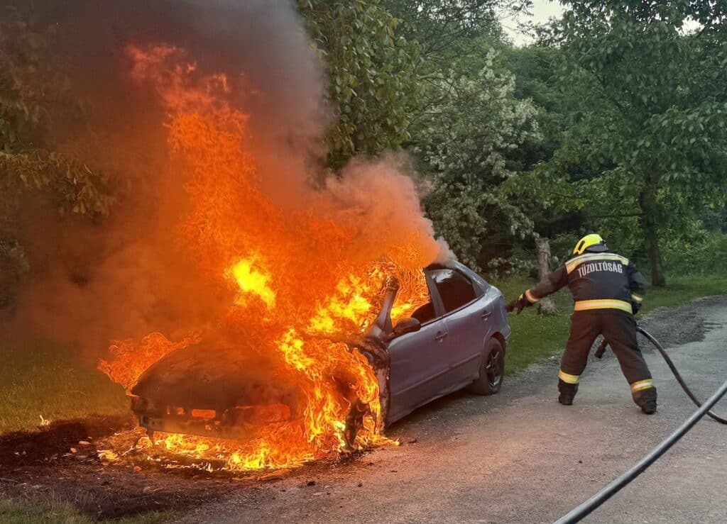 Autó lángolt Pécsett