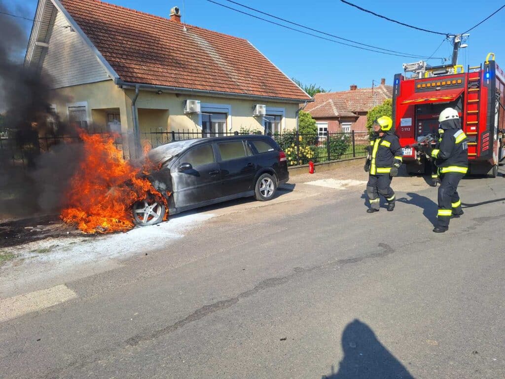 Égő járművet oltottak a tűzoltók Szajolban
