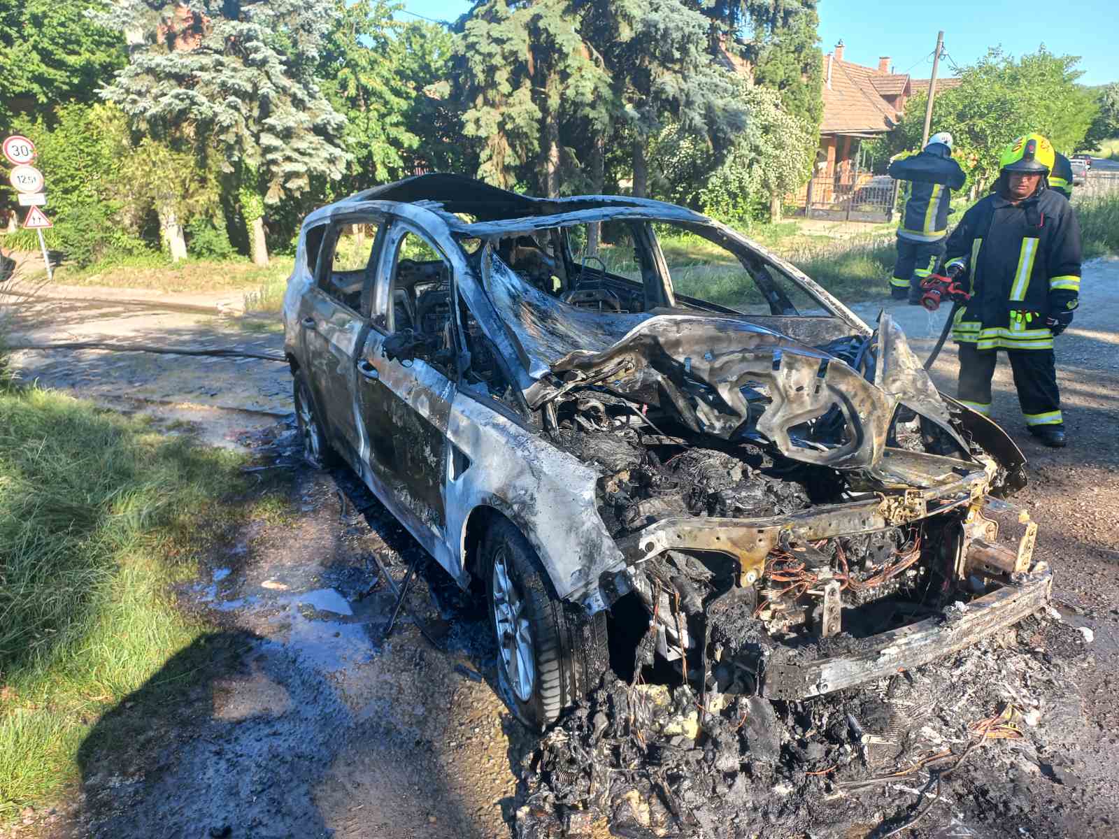 Kigyulladt egy személygépkocsi Tahitótfaluban
