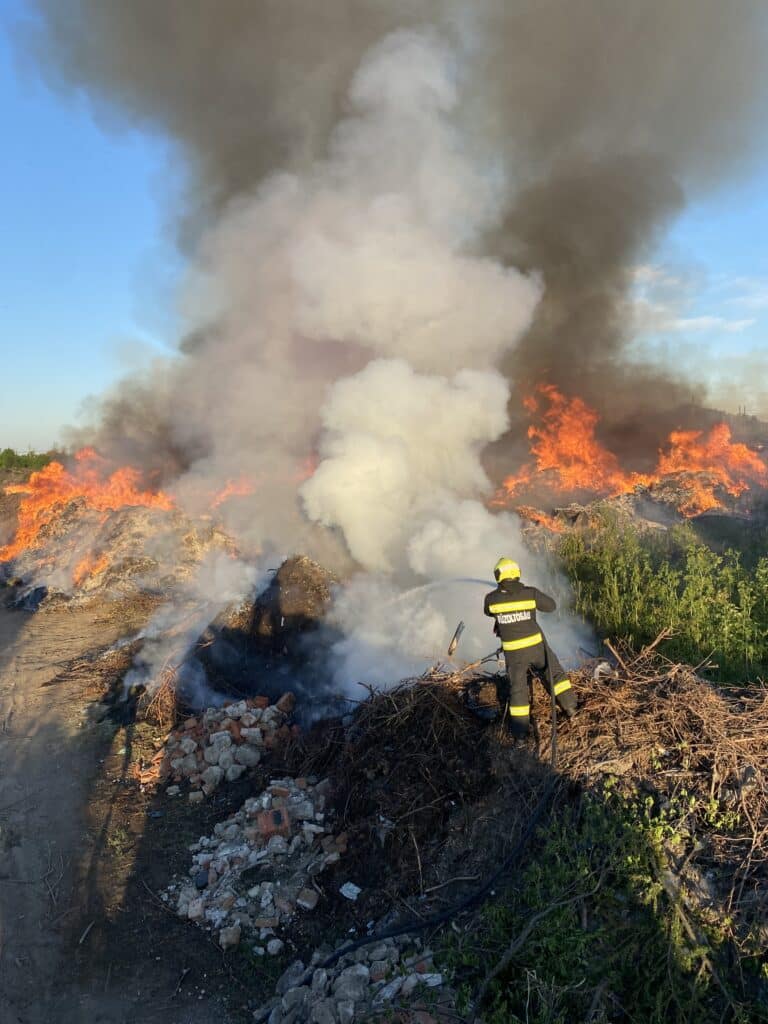 Ezer négyzetméteren égett a zöldhulladék Püspökladányban