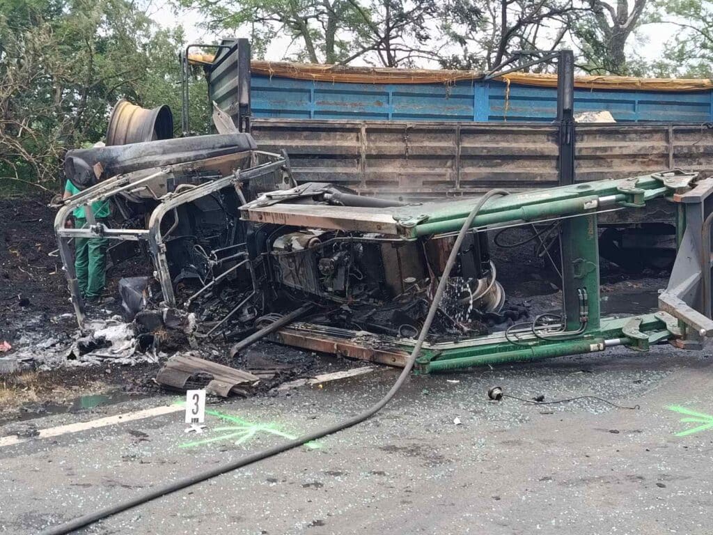 Halálos kimenetelű ütközés: traktor és személyautó karambolozott a 36-os főúton