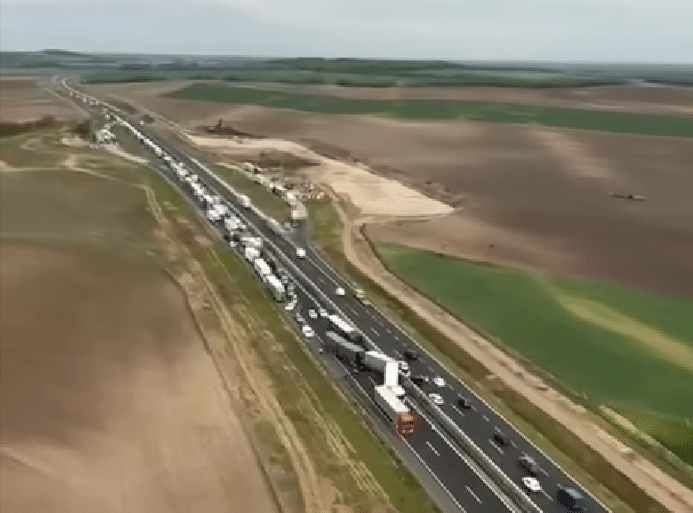 Négy kamion csúszott egymásba az M1-es autópályán