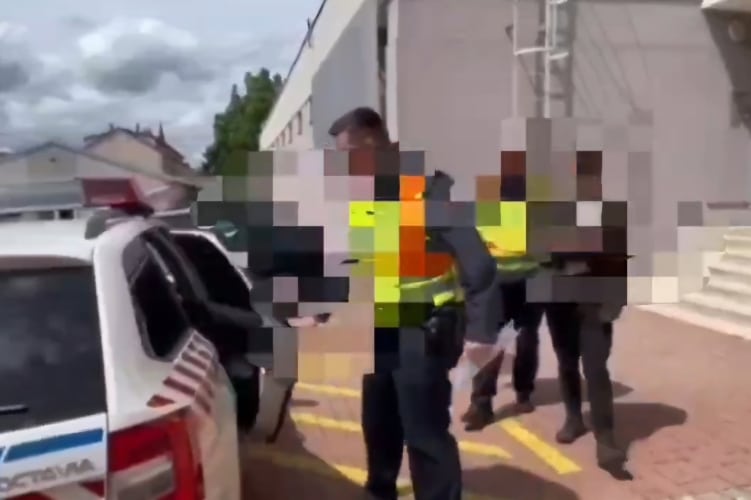 Autóba zárta és bántalmazta várandós párját egy sárvári férfi