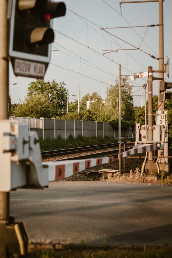 Tragikus baleset Belgiumban: Vonattal ütközött egy iskolabusz, két gyerek és két felnőtt veszítette életét