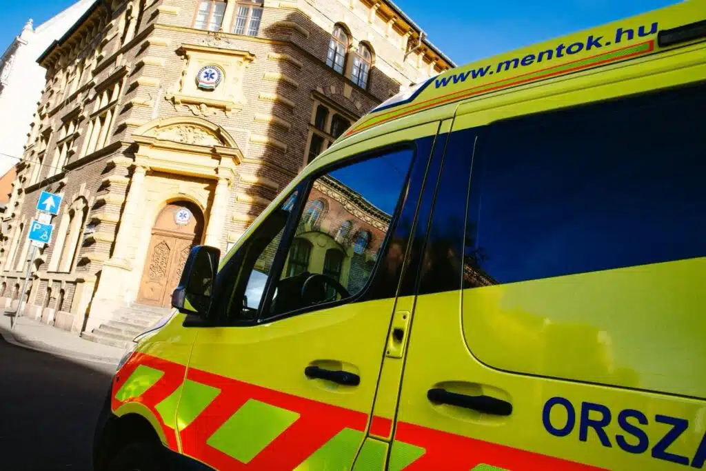 Összedőlt egy négyemeletes ipari épület Székesfehérváron, egy ember a romok alatt rekedt