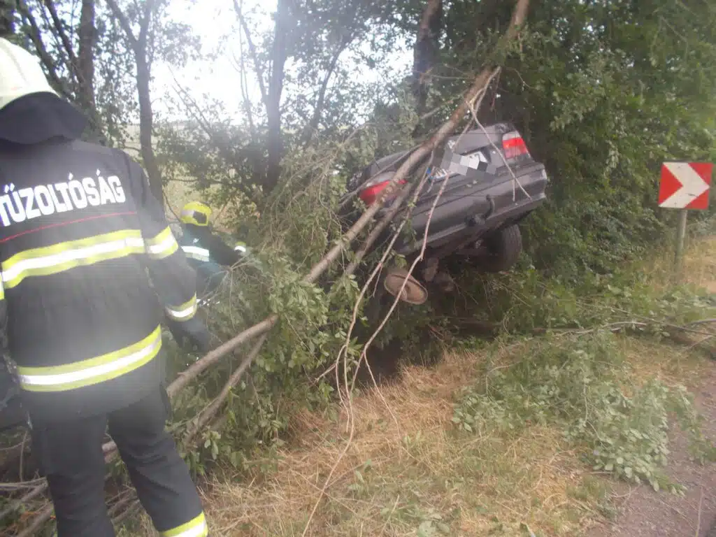 Mentőhelikopter is érkezett a roncsba szorult sofőrhöz Ebesnél