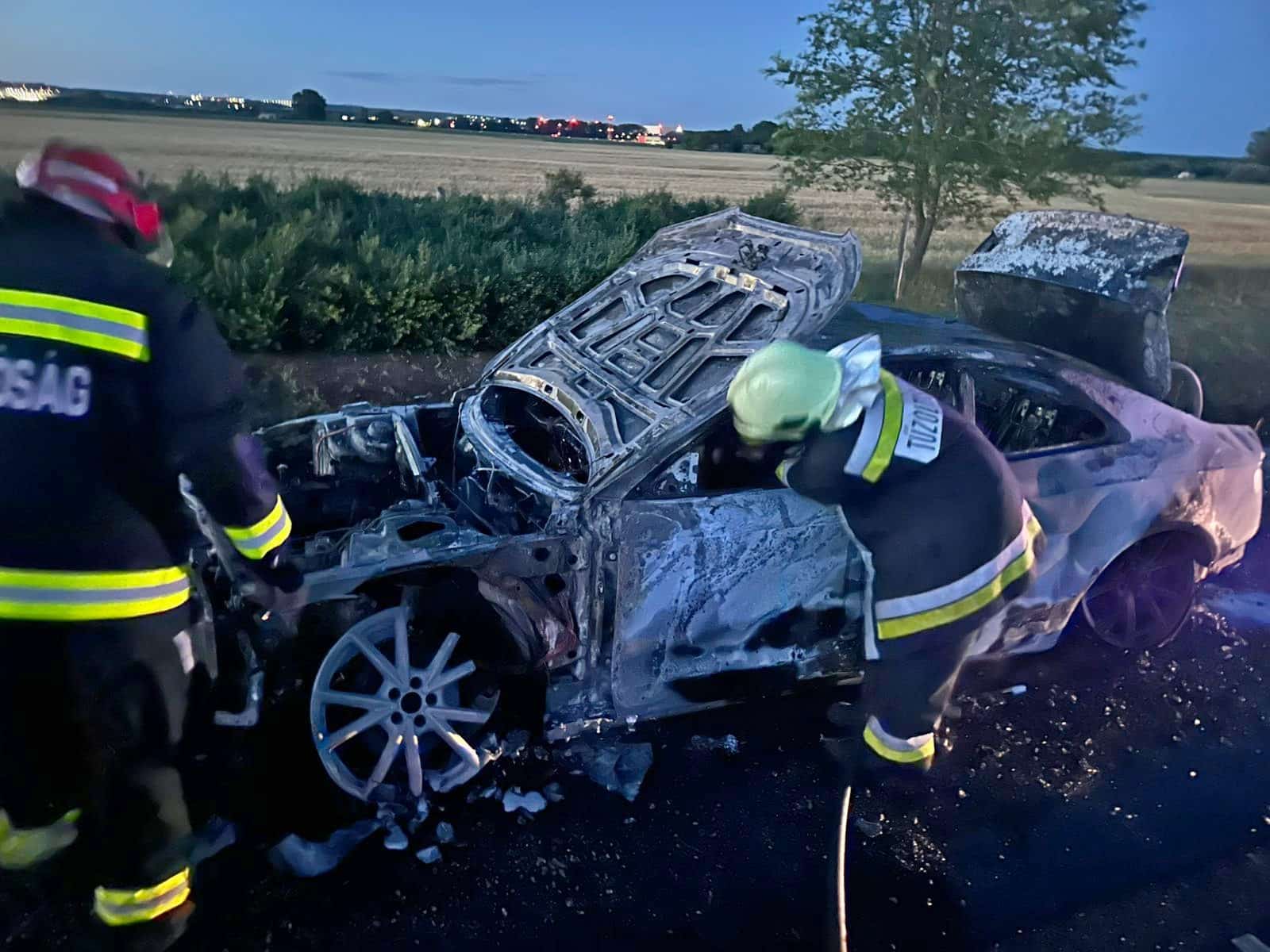 Menet közben kigyulladt egy személygépkocsi az M4-es autóúton