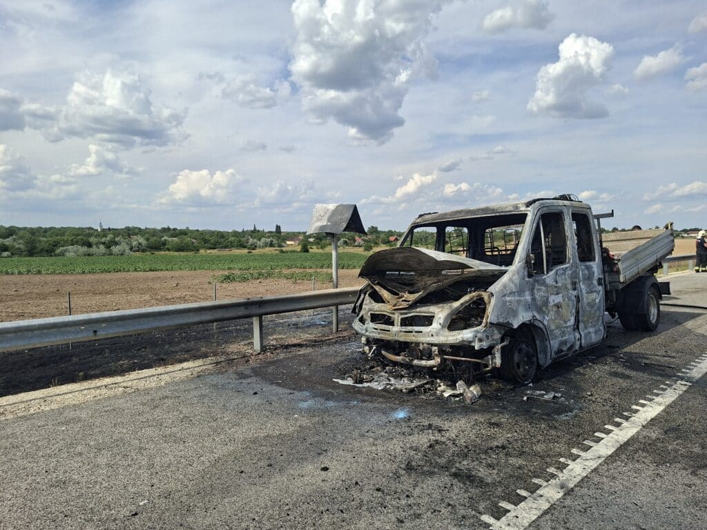 Kigyulladt egy kisteherautó az M44-esen
