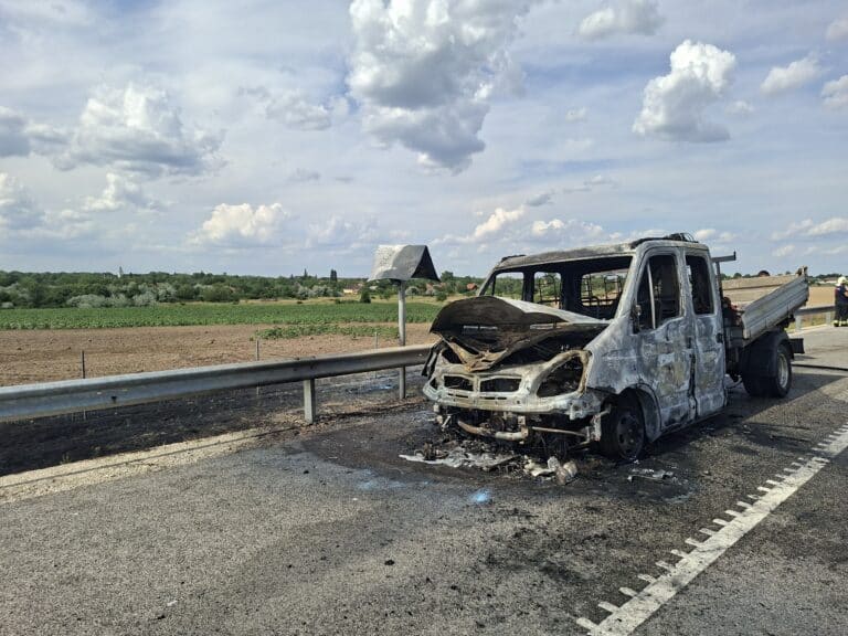 Kigyulladt egy kisteherautó az M44-esen