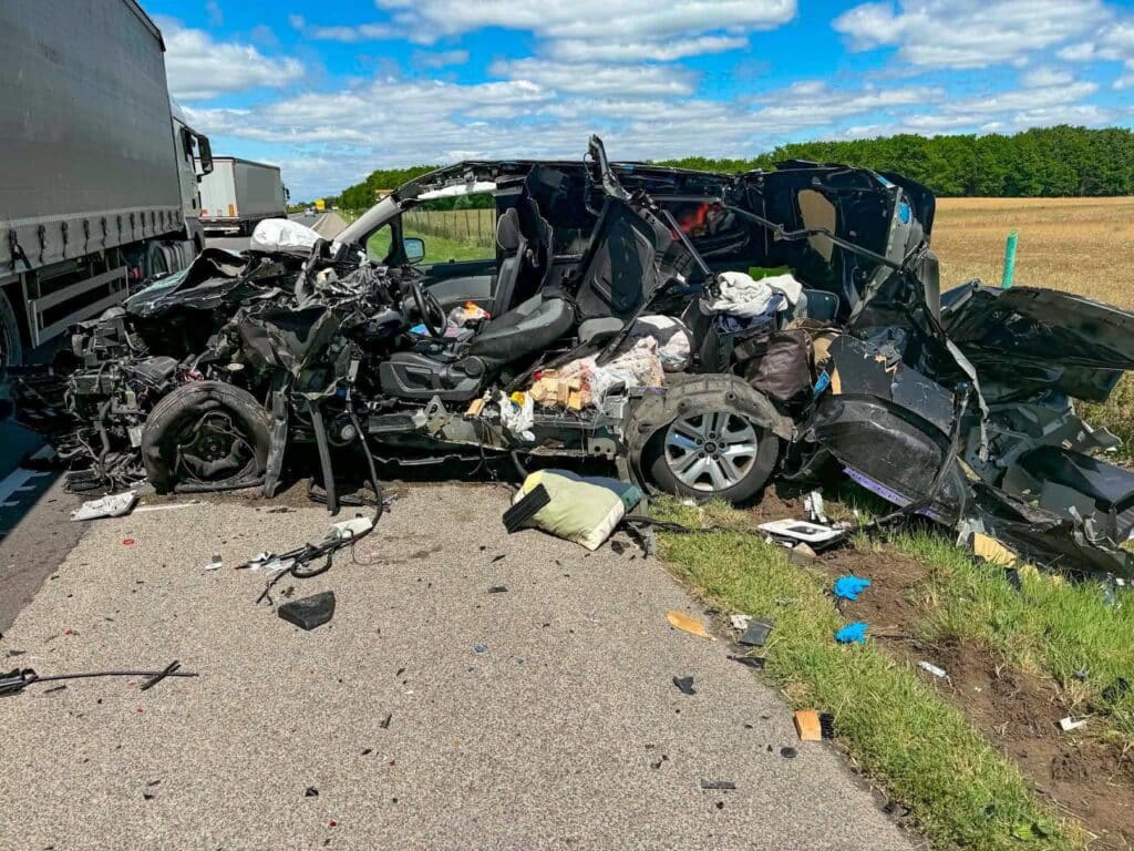 Személyautó csapódott kamionba az M5-ösön