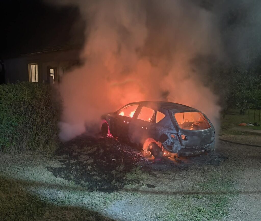 Személyautó kapott lángra egy kapubeállóban Recsken
