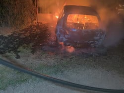 Személyautó kapott lángra egy kapubeállóban Recsken