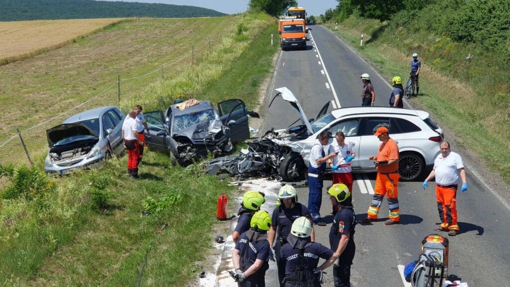 Négy személygépkocsi ütközött Nagyvázsony közelében