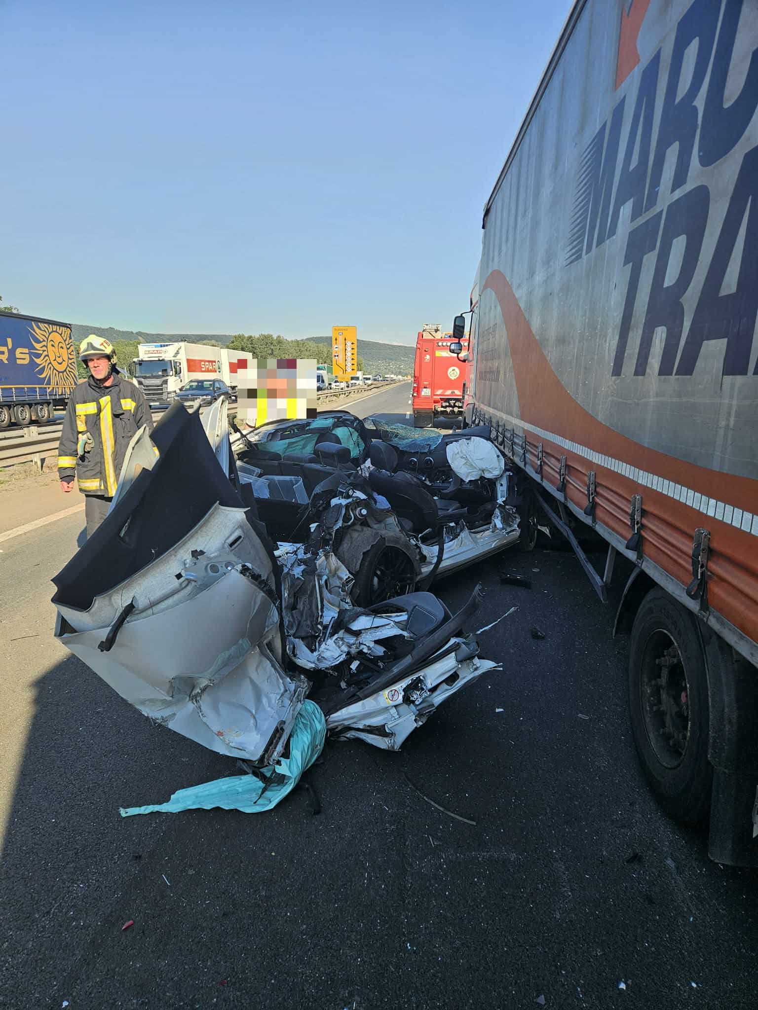 Nyerges vontató és autó ütközött az M1-esen Vértesszőlősnél