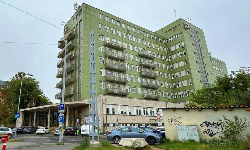 Drogoztak a műtős fiúk, műtétek maradnak el, barna színű víz folyik a csapokból – Kritikus a helyzet a budapesti baleseti központban
