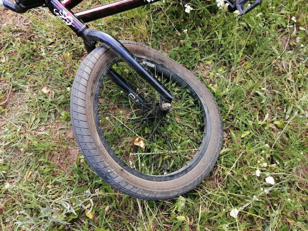 Gyermek szorult kocsi alá egy adyligeti balesetben