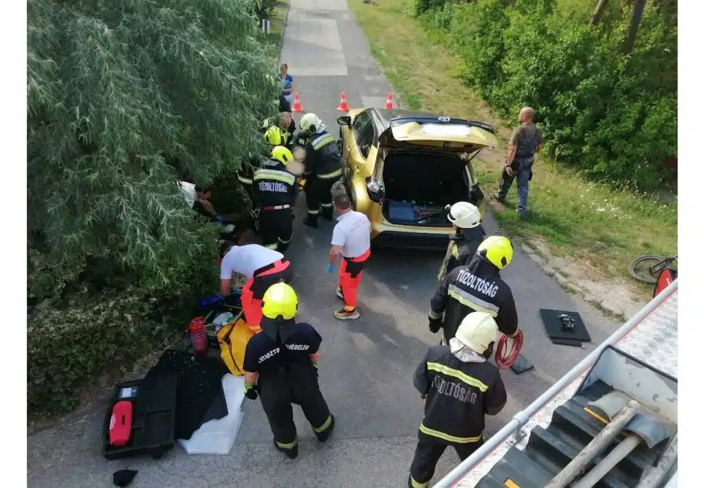 Elhunyt a kórházban a 11 éves kisfiú, aki két hete Adyligeten egy autó alá szorult