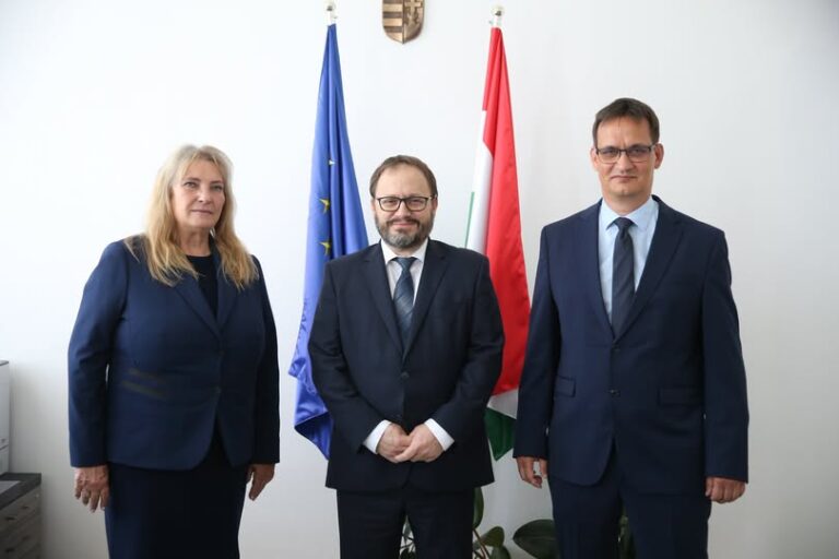 Tamásné Czinege Csilla, és adószakmai elnökhelyettese Czöndör Szabolcs