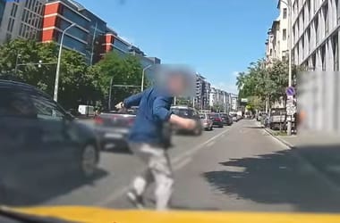 Taxi elé rohant egy gyalogos a Soroksári úton