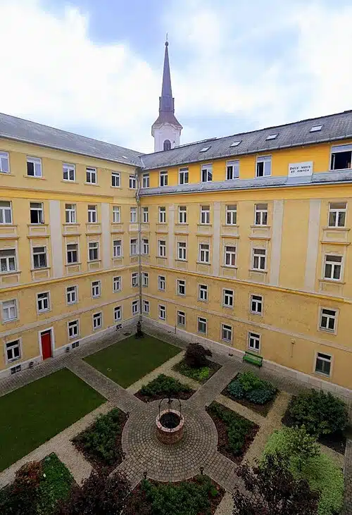 Felfüggesztették a diákját bántalmazó szerzetes prefektust az esztergomi ferences gimnáziumban