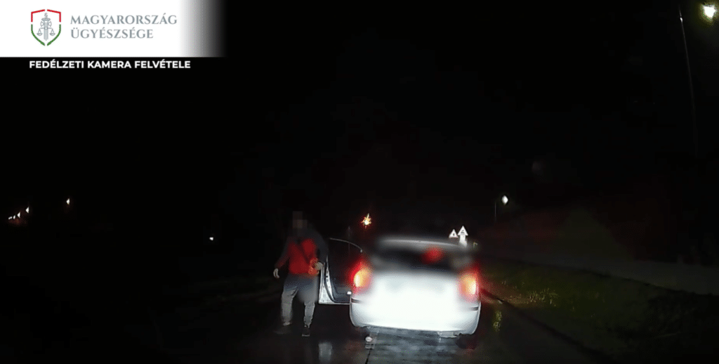 Büntetőfékezett, versenyzett, a nemi szervét mutogatta az apuka az M2-en, mindezt 5 gyerek előtt